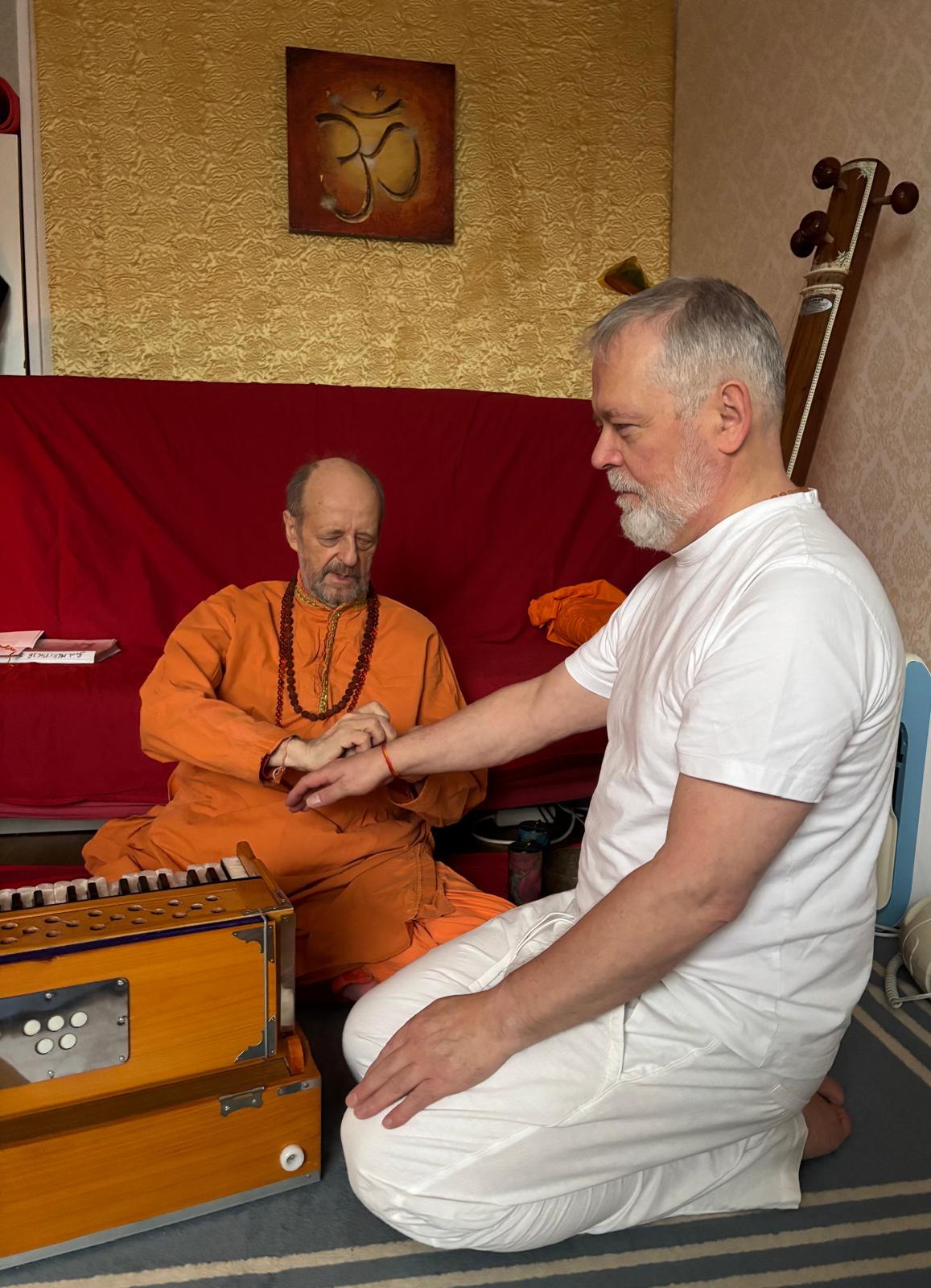 Gregor Sakha podczas ceremonii błogosławieństwa Swami Karmayogi Saraswati