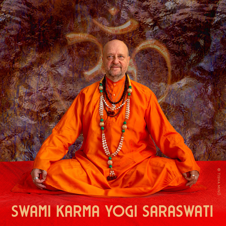 Swami Karmayogi Saraswati w pomarańczowej szacie, siedzący w pozycji medytacyjnej