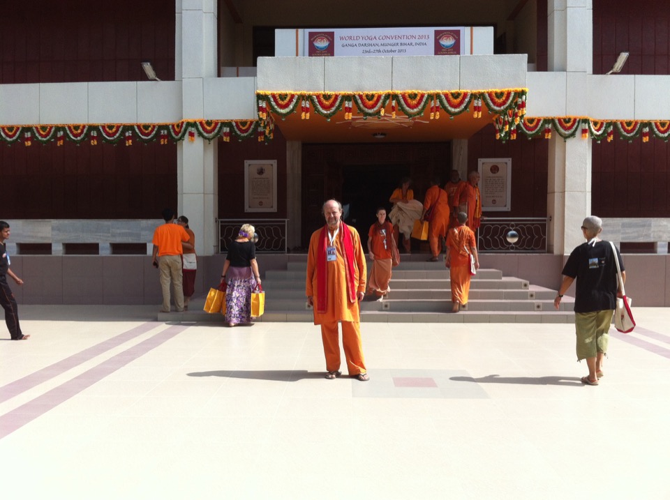 Swami Karmayogi Saraswati przed budynkiem podczas World Yoga Convention 2013 w Munger