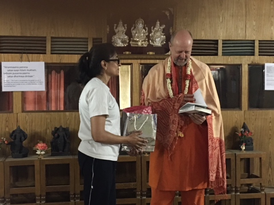 Swami Karmayogi Saraswati podczas ceremonii w ośrodku jogi w Indiach